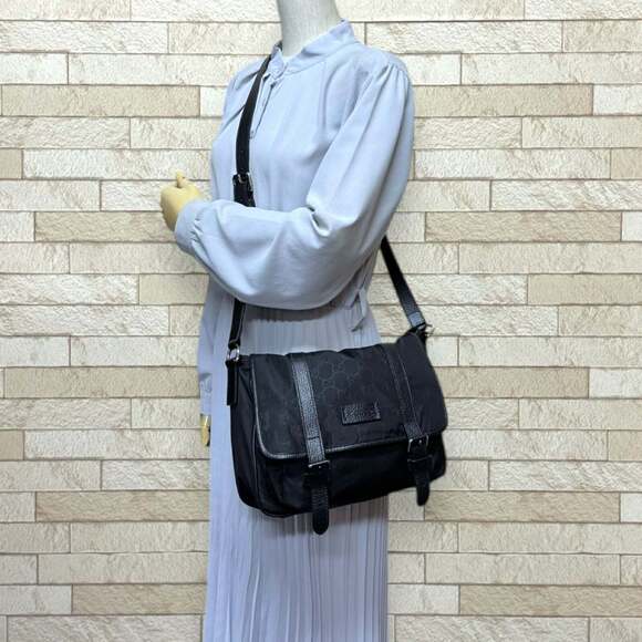 GUCCI Authentic Black Shoulder Bag - Picture 2 of 9